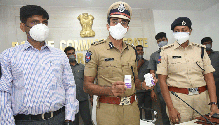 రెమ్‌డెసివర్‌ ఇంజక్షన్ల అక్రమ దందా..ముఠా సభ్యుల అరెస్ట్‌