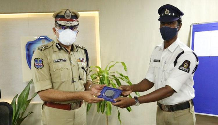 ట్రాఫిక్ కానిస్టేబుల్‌కు సీపీ అంజ‌నీకుమార్ అభినంద‌న‌లు