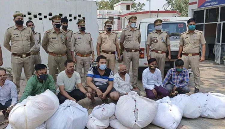 మృతదేహాలపై కప్పిన బట్టలు దొంగిలిస్తున్న ఏడుగురు అరెస్ట్