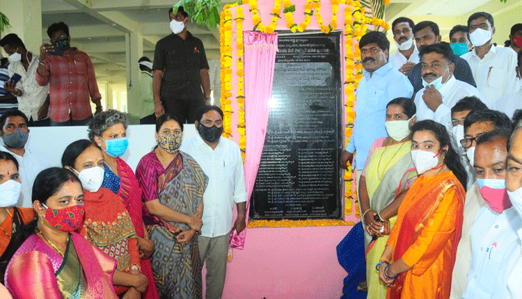 మోడల్ వెజిటేబుల్ మార్కెట్ భవనాన్ని ప్రారంభించిన మంత్రి