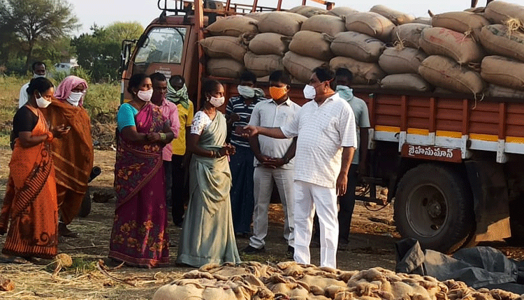 ధాన్యం కొనుగోలు కేంద్రాన్ని సంద‌ర్శించిన మంత్రి ఎర్రబెల్లి