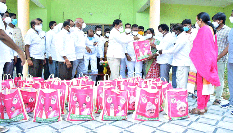 క‌రోనా బాధితుల‌కు అండ‌గా నిలవాలి : మంత్రి ఎర్రబెల్లి