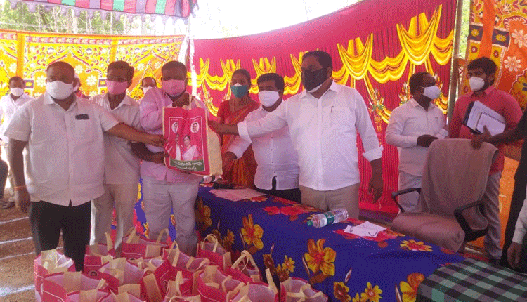 కరోనా బాధితులను ప్రజా ప్రతినిధులు ఆదుకోవాలి