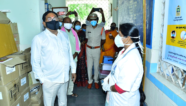 దేవ‌రుప్పుల పీహెచ్‌సీని ఆక‌స్మికంగా త‌నిఖీ చేసిన మంత్రి