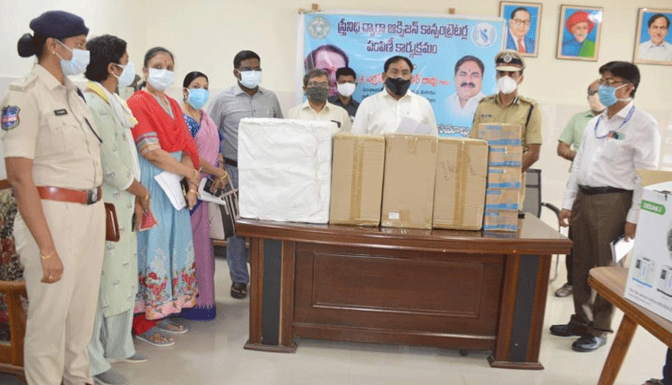 స్త్రీనిధి ద్వారా రూ.50లక్షల విలువైన ఆక్సిజ‌న్ కాన్సంట్రేట‌ర్లు అంద‌జేత‌