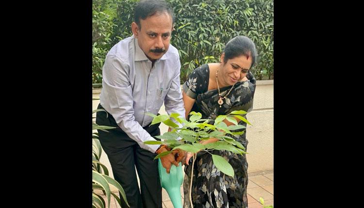 గ్రీన్ ఛాలెంజ్‌లో పాల్గొన్న ఈఎన్‌సీ హ‌రిరామ్ దంప‌తులు