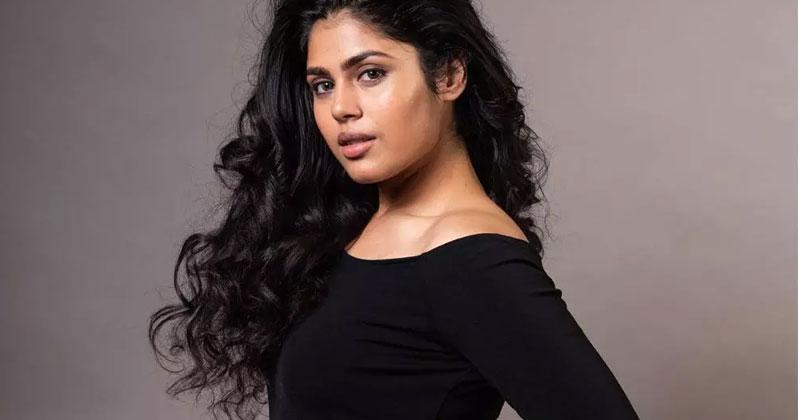 బంప‌ర్ ఆఫ‌ర్ కొట్టేసిన జాతి ర‌త్నాలు హీరోయిన్..!