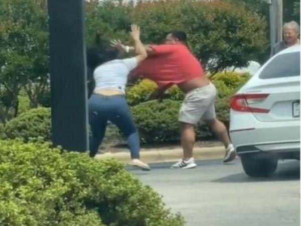 పెట్రోల్ స్టేష‌న్ వ‌ద్ద ర‌చ్చ : వ్య‌క్తితో మ‌హిళ బాహాబాహీ..