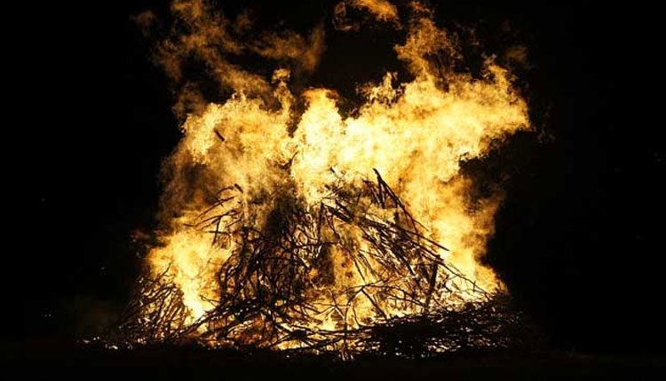 క‌రోనాతో తండ్రి మృతి.. చితిపై దూకిన కూతురు