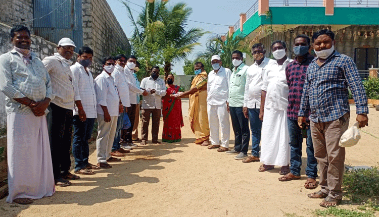 కరోనా బాధితులకు డ్రైఫ్రూట్స్‌ పంపిణీ చేసిన ఎమ్మెల్యే