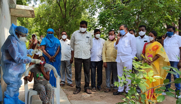 వైద్యులు ప్రజలకు అందుబాటులో ఉండాలి