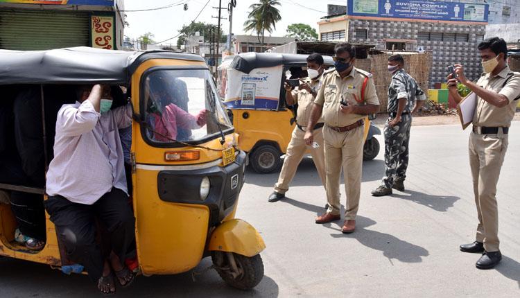 లాక్‌డౌన్‌తో కరోనా కేసులు తగ్గుముఖం