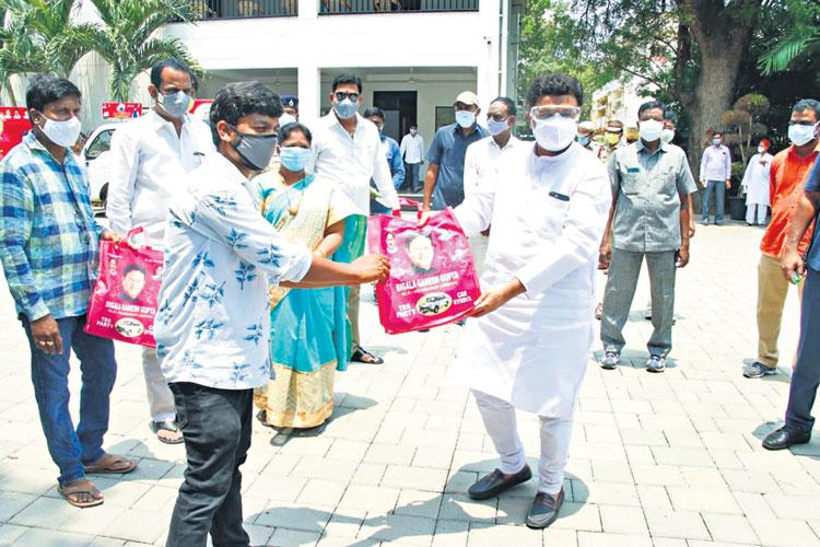 కరోనా బాధితులపై కరుణామృతం