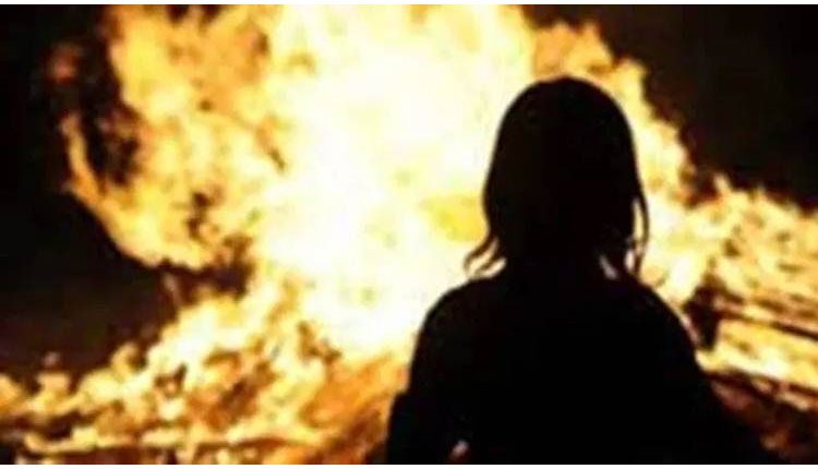 మంట‌ల్లో చిక్కుకుని బాలిక స‌జీవ‌ద‌హ‌నం