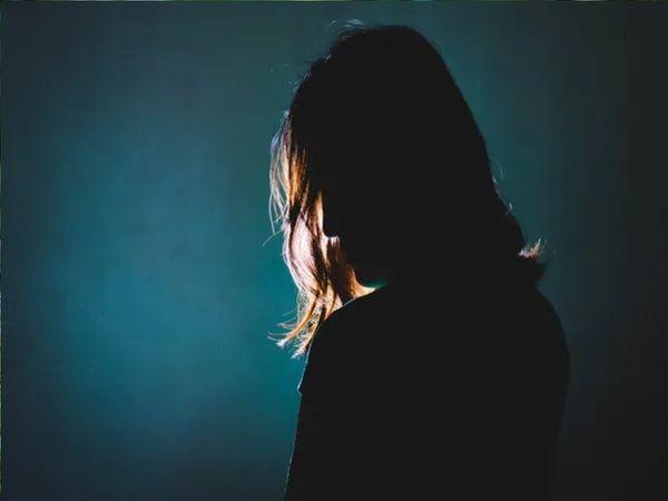 పెండ్లికి నిరాక‌రించ‌డంతో ప్రియుడి ఇంటి ఎదుట యువ‌తి ధ‌ర్నా