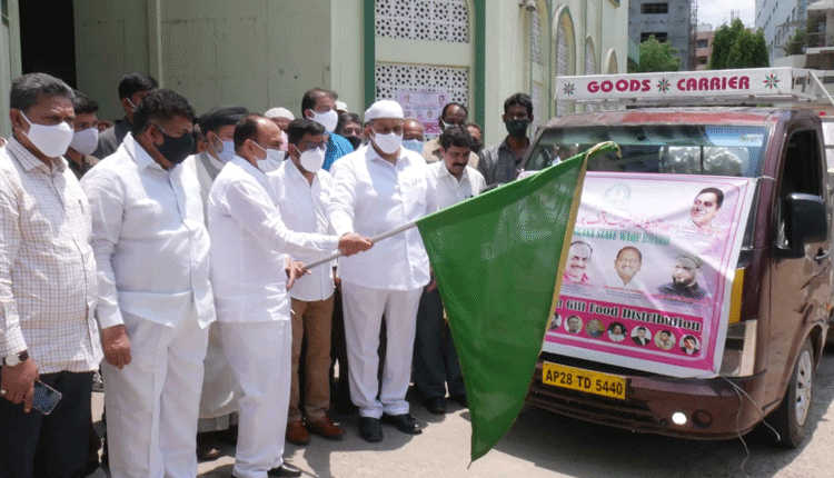 రంజాన్ కిట్లను పంపిణీ చేసిన హోం మంత్రి