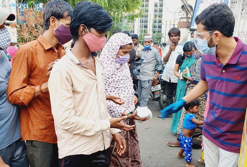 పేదల ఆకలి తీర్చుతూ.. ప్రాణవాయువును పంచుతూ