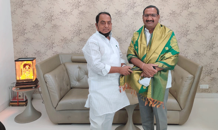 కారెం రవీందర్ రెడ్డిని సన్మానించిన మంత్రి ఐకే రెడ్డి