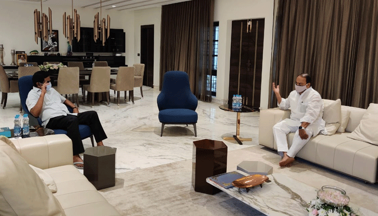 రాధాకృష్ణను పరామర్శించిన మంత్రి ఐకే రెడ్డి