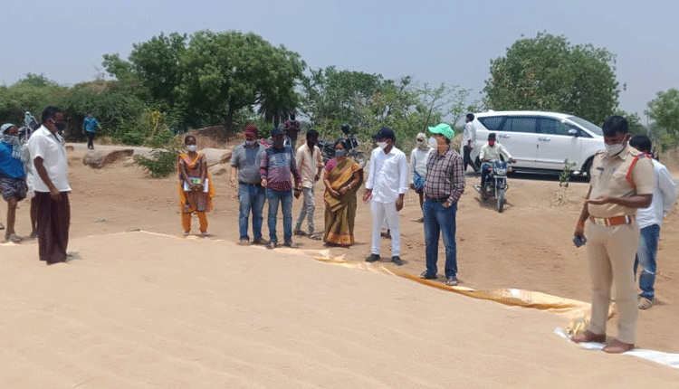 కర్ణాటక ధాన్యం కొనుగోలు చేస్తే కఠిన చర్యలు