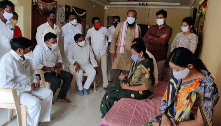 జడ్పీటీసీ కుటుంబాన్ని పరామర్శించిన మంత్రి జగదీష్‌ రెడ్డి