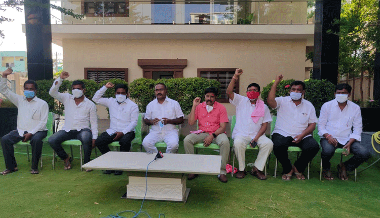 ఈటలకు షాక్‌ :  టీఆర్‌ఎస్‌తోనే ఉంటా జమ్మికుంట జడ్పీటీసీ శ్రీరామ్