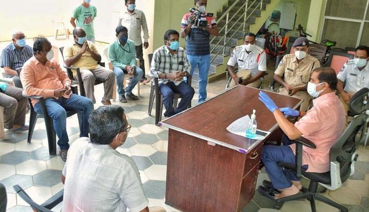 మెడికల్‌ షాపులపై ఒత్తిడి చేయొద్దు