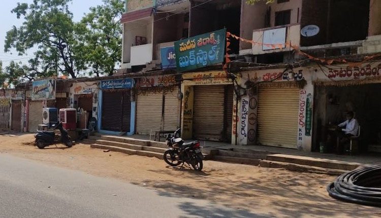 గ్రామాల్లో కొనసాగుతున్న లాక్‌డౌన్‌