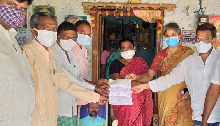 కార్యకర్తల కుటుంబాలకు టీఆర్‌ఎస్‌ అండ