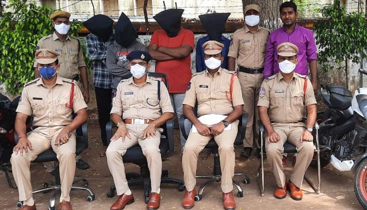 నలుగురు దారి దోపిడీ దొంగల అరెస్ట్‌