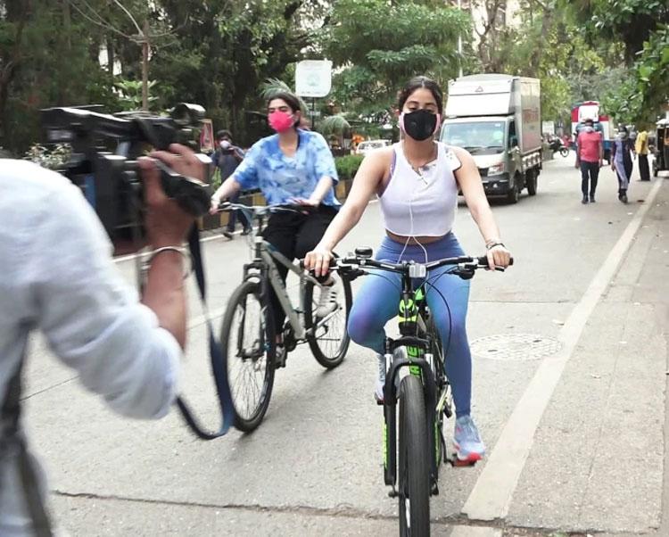 సోద‌రితో జాన్వీక‌పూర్ సైక్లింగ్..ఫొటోలు వైర‌ల్