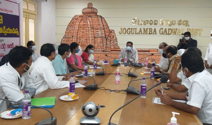 ప్రజల ప్రాణాలు కాపాడటం మన  బాధ్యత : మంత్రి నిరంజన్ రెడ్డి