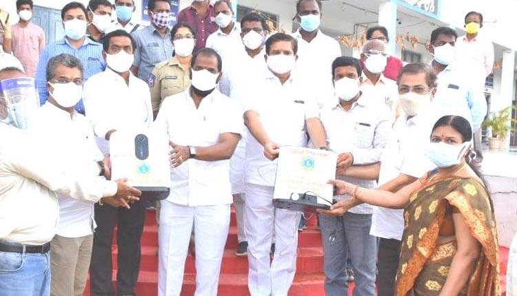 ఆక్సిజన్‌ కాన్సంట్రేటర్లు అందజేత