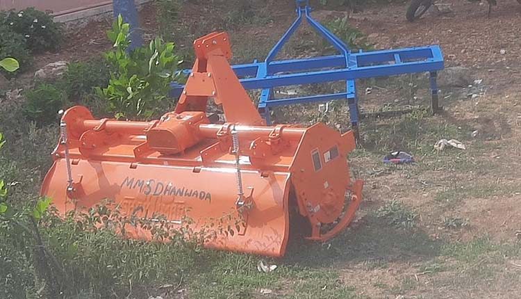 మహిళా సంఘాలకు వ్యవసాయ పనిముట్లు