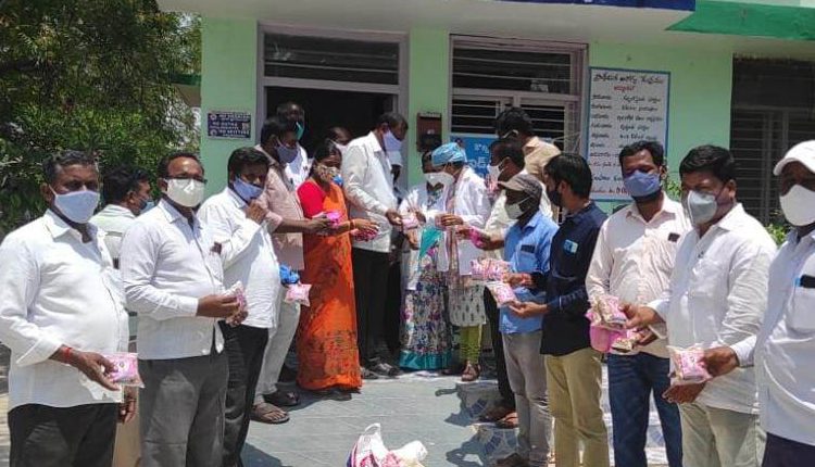 ప్రజల ఆరోగ్యం కోసం డ్రైఫ్రూట్స్‌ పంపిణీ