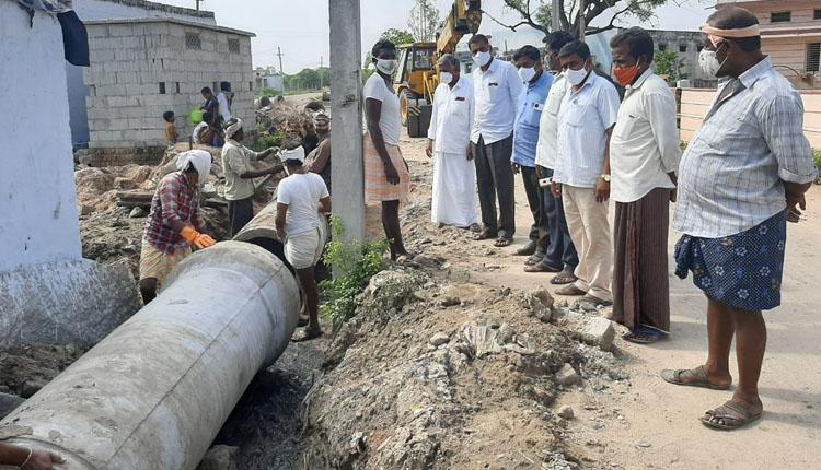డ్రైనేజీ నిర్మాణ పనులు పరిశీలన