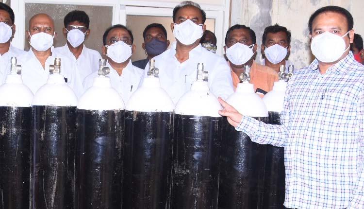 ఆపత్కాలంలో దాతల చేయూత