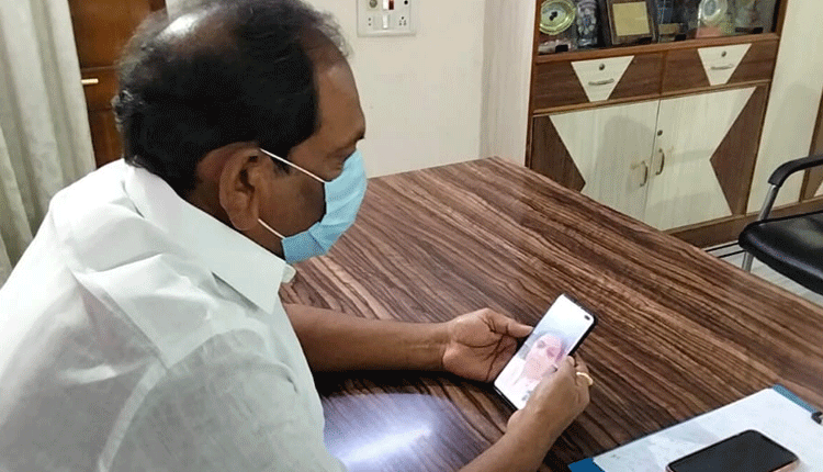 ‘వీఎం హోం’ విద్యార్థులను పరామర్శించిన మంత్రి కొప్పుల