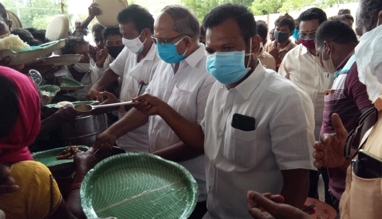 ఖమ్మం వ్యవసాయ మార్కెట్‌లో ఉచితంగా భోజనం