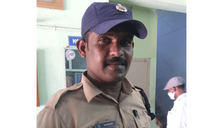 బావిలో పడిన వ్యక్తిని కాపాడిన కానిస్టేబుల్