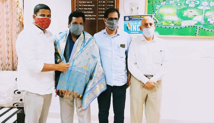 ఓయూ, శాతవాహన వీసీలను సన్మానించిన విప్ సుమన్‌