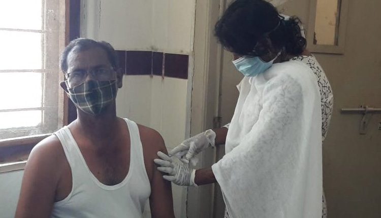 కొనసాగుతున్న కరోనా పరీక్షలు, వ్యాక్సినేషన్‌..