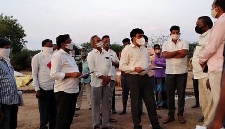 తడిసిన ధాన్యాన్ని పరిశీలించిన జేసీ