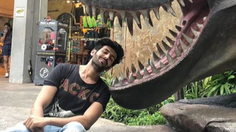 మాస్క్‌పెట్టుకోండి..డైనోసార్ తో కార్తీక్ ఆర్య‌న్ రిక్వెస్ట్‌