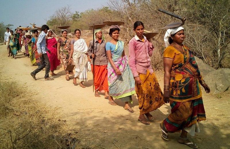 గ్రామీణులను గట్టెక్కిస్తున్న ఉపాధి హామీ