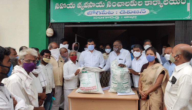 పచ్చిరొట్ట ఎరువులు పంపిణీ చేసిన ఎమ్మెల్యే క్రాంతి కిరణ్