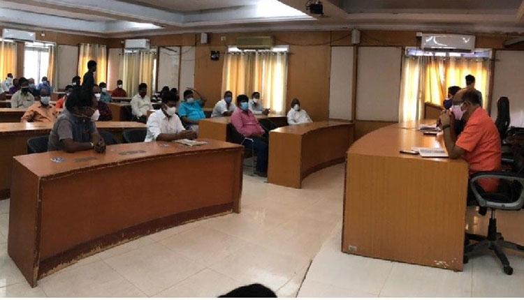 క‌మ్యూనిటీ హాల్ య‌జ‌మానుల‌కు కేఎంసీ క‌మిష‌న‌ర్ ఆదేశం