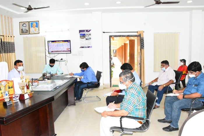 ఇంటింటి సర్వే చేపట్టాలి..