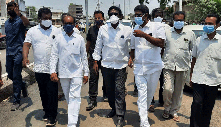 మాస్కు ధరించి.. ఓటు వేసి..