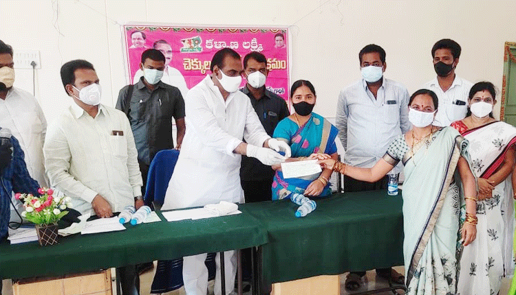 పేదల పక్షపాతి సీఎం కేసీఆర్‌